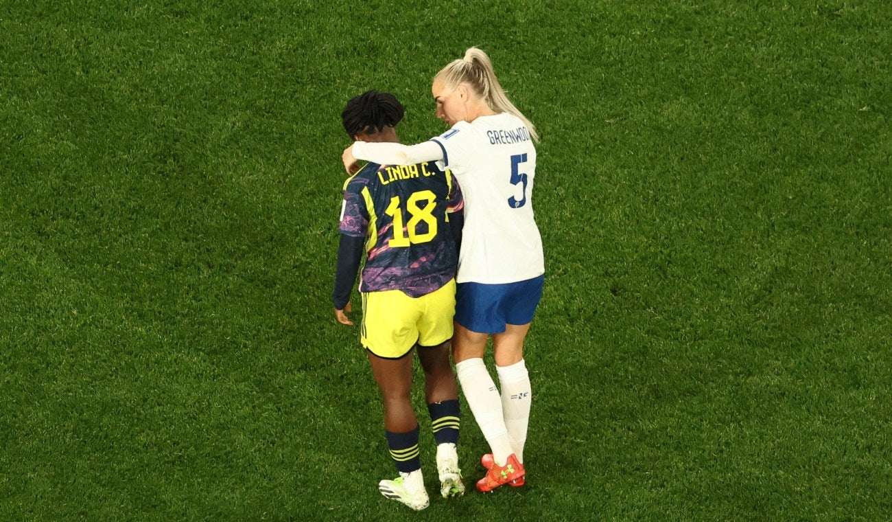 Alex Greenwood consuela a Linda Caicedo
