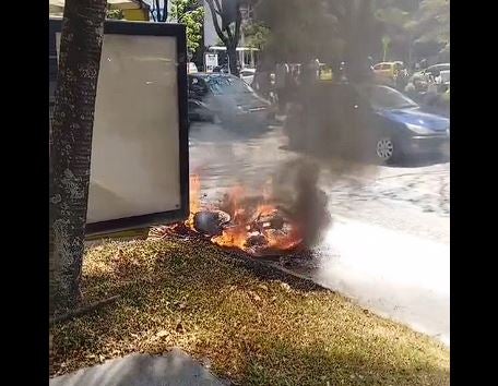 Comunidad le quemó moto a ladrón