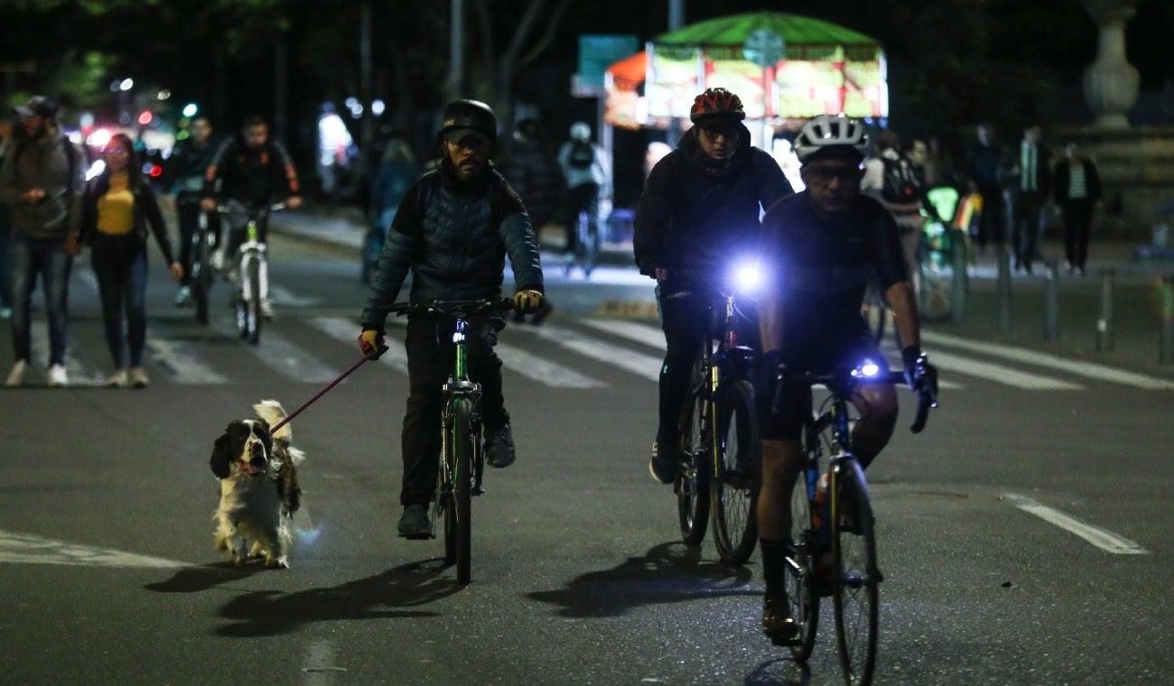 Ciudadanos en ciclovía nocturna en Bogotá