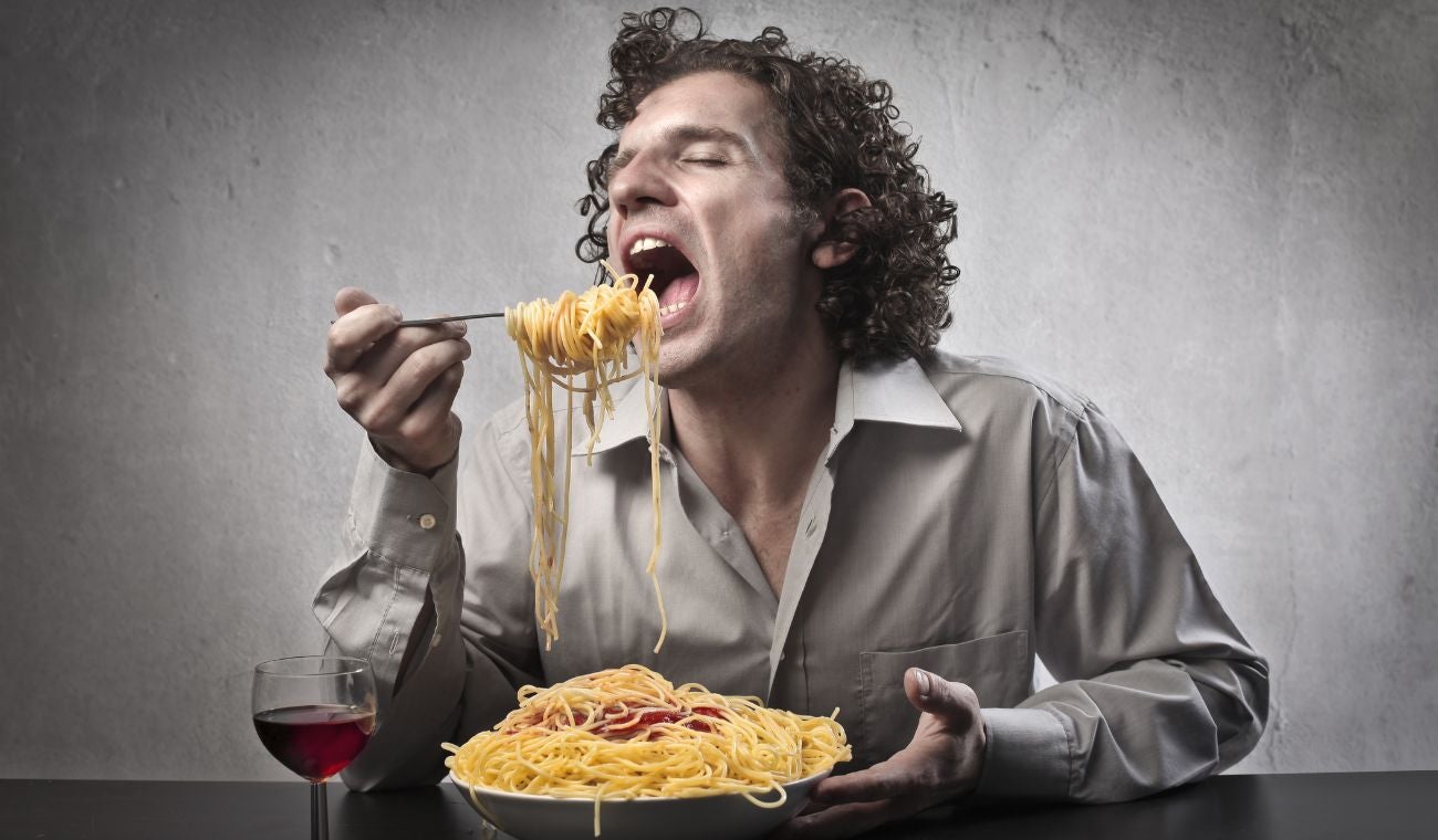 Comer de forma rápido trae consecuencias en el cuerpo