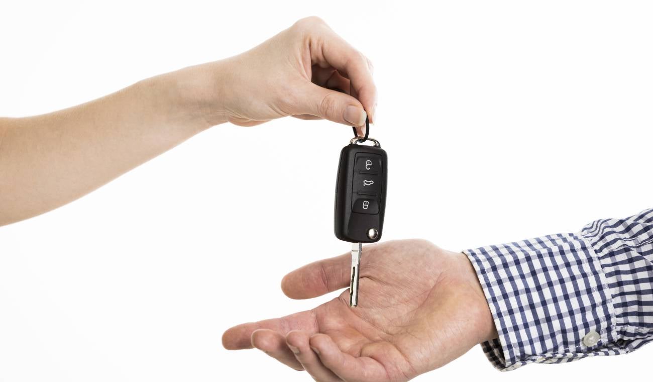 Estafadores se hacen pasar por vendedores de carros por redes sociales