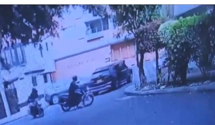 Conductor arrancó el carro con todo y ladrón colgado de un vidrio