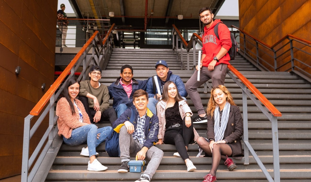 Jóvenes universitarios beneficiarios de becas