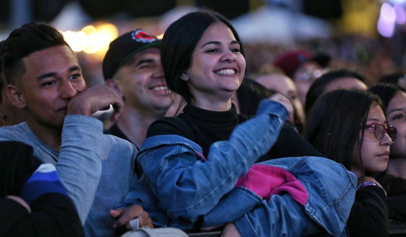 Personas riendo en concierto