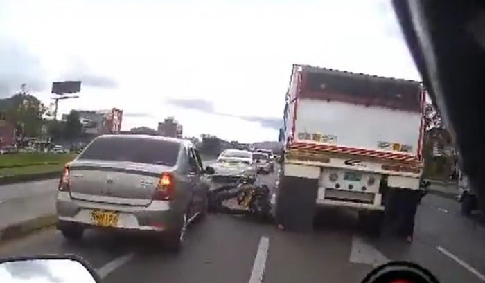 Motociclista pensó que cabía entre carro y volqueta y casi pierde la vida