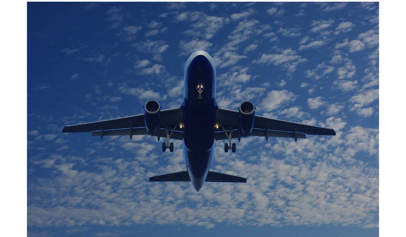 ¿Por qué en los aviones no hay paracaídas, pero sí salvavidas?