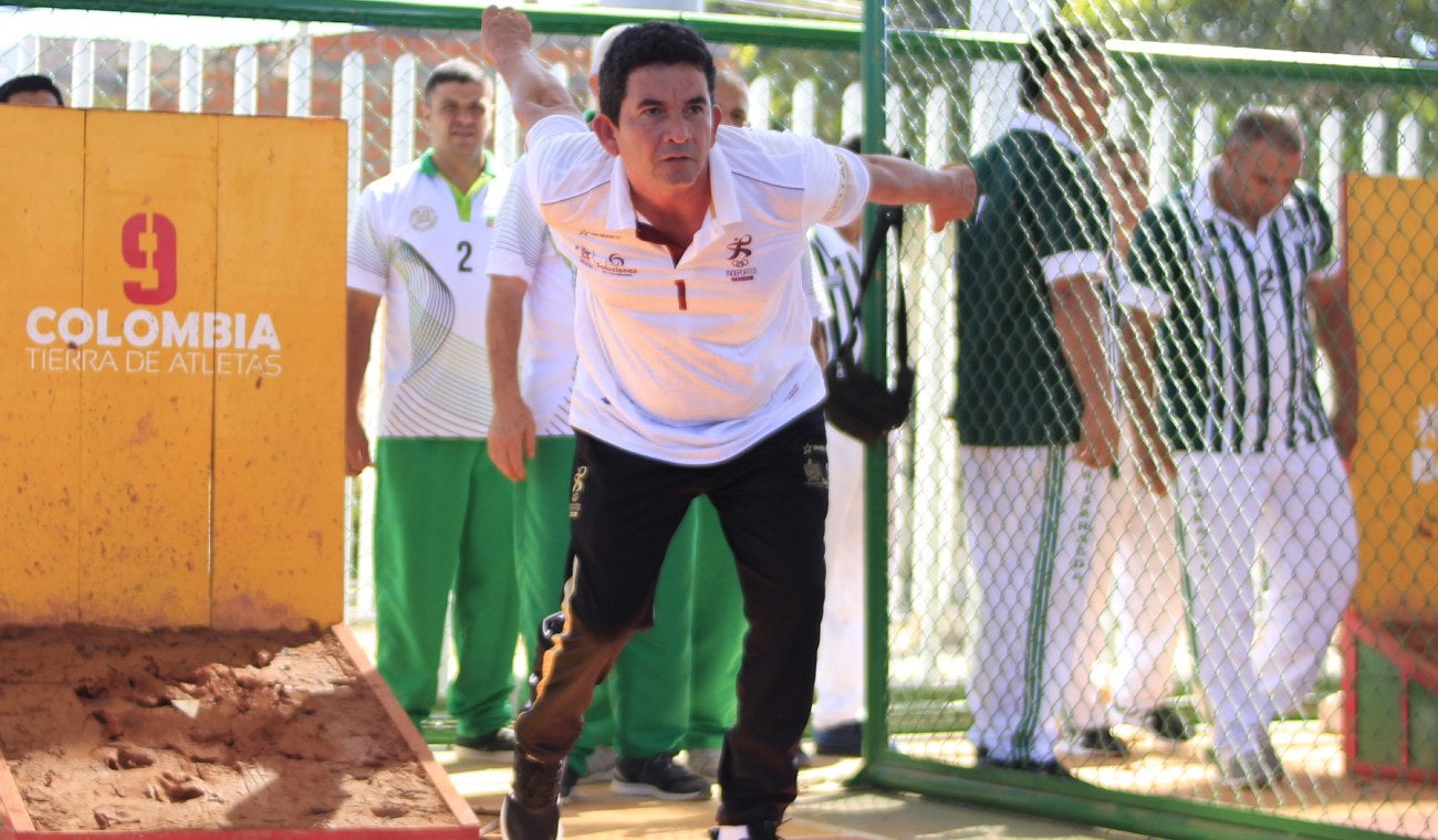 Persona jugando tejo