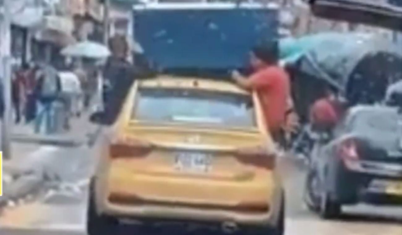 Taxi transporta una nevera encima de su techo en San Cristóbal