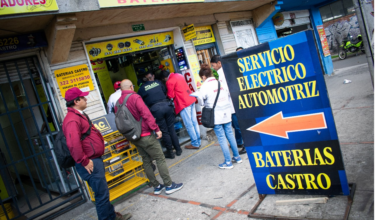 Cierran negocios que vendían autopartes robadas