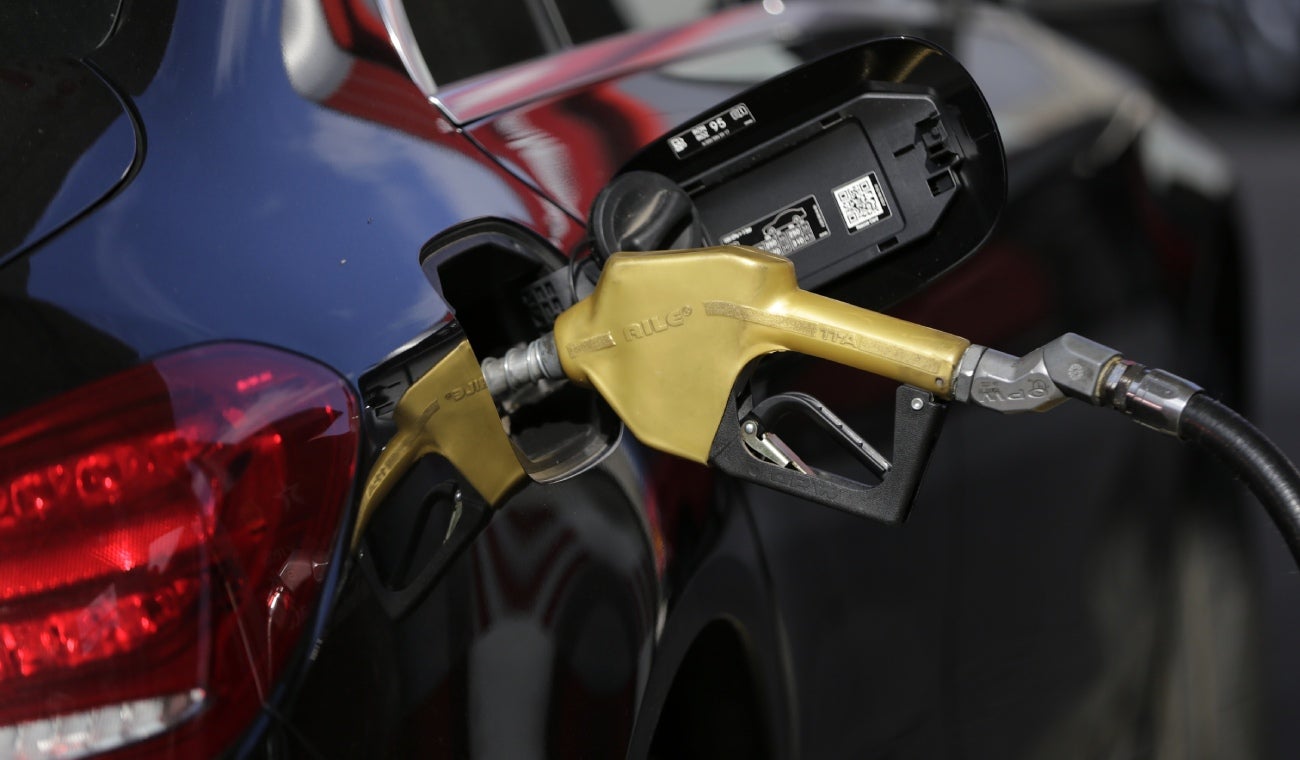 Carro tanquendo gasolina