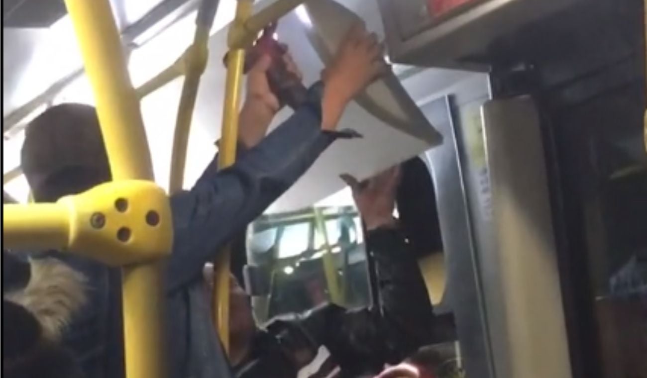 Video: Hombre sacó destornillador en Transmilenio para arreglar lámpara dañada