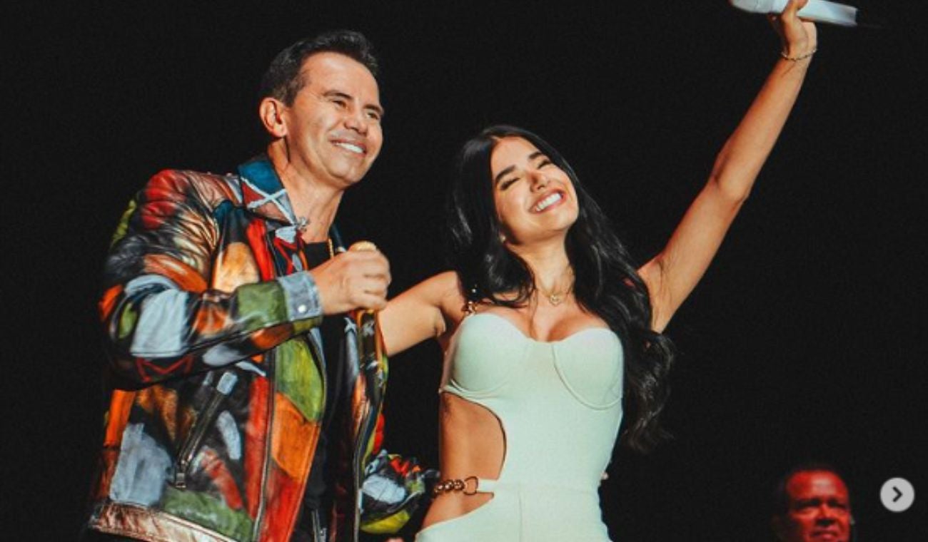 Jhonny Rivera le regaló perro a su novia Jenny López y ella lloró de la felicidad