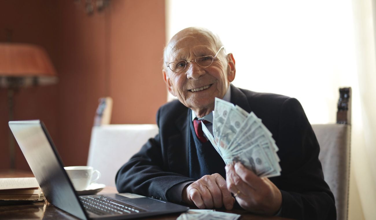 Hombre pensionado consultando en el computador