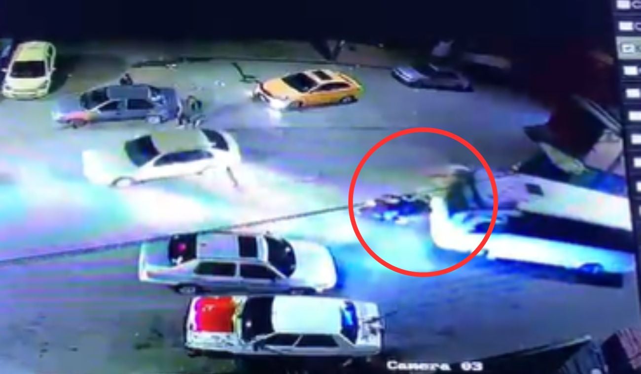 Ruta escolar se quedó sin frenos y atropelló a dos moteros en Bogotá