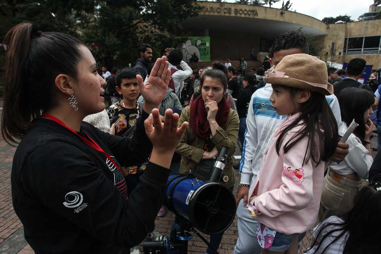Fotos del eclipse solar de este sábado 14 de octubre en el Planetario de Bogotá