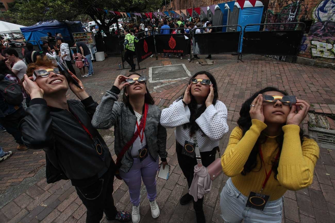Fotos del eclipse solar de este sábado 14 de octubre en el Planetario de Bogotá