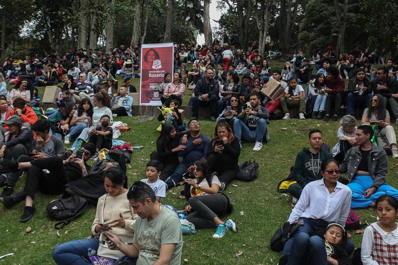 Fotos del eclipse solar de este sábado 14 de octubre en el Planetario de Bogotá
