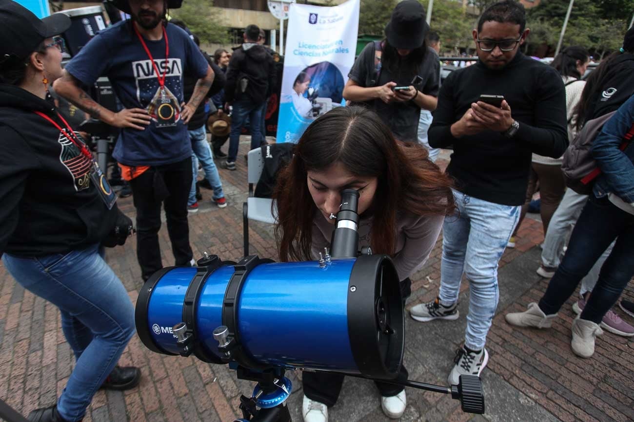 Fotos del eclipse solar de este sábado 14 de octubre en el Planetario de Bogotá