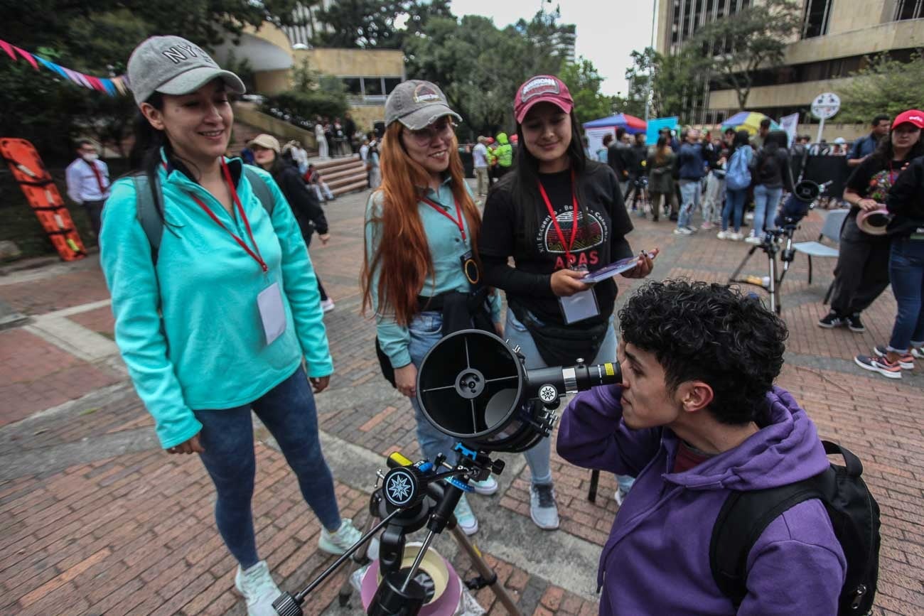 Fotos del eclipse solar de este sábado 14 de octubre en el Planetario de Bogotá