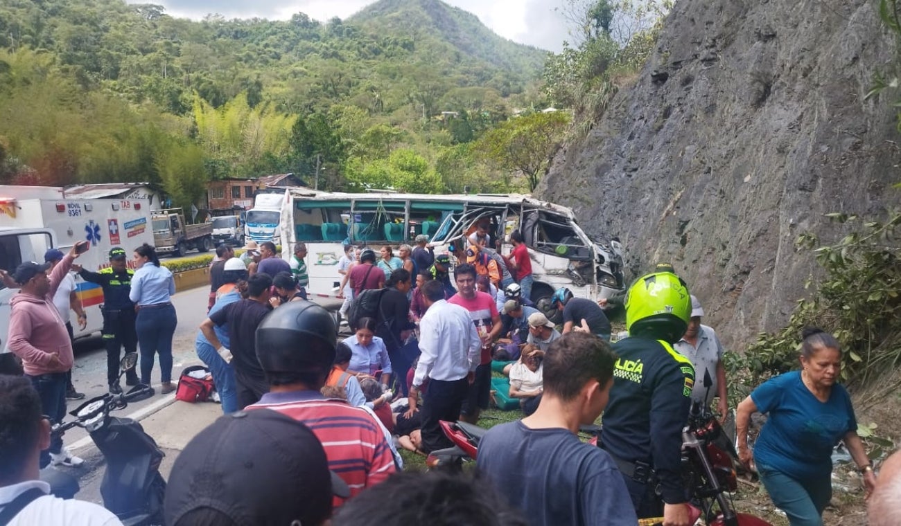 Bus volcado en vía La Vega: conductor intentó salvarles la vida a pasajeros