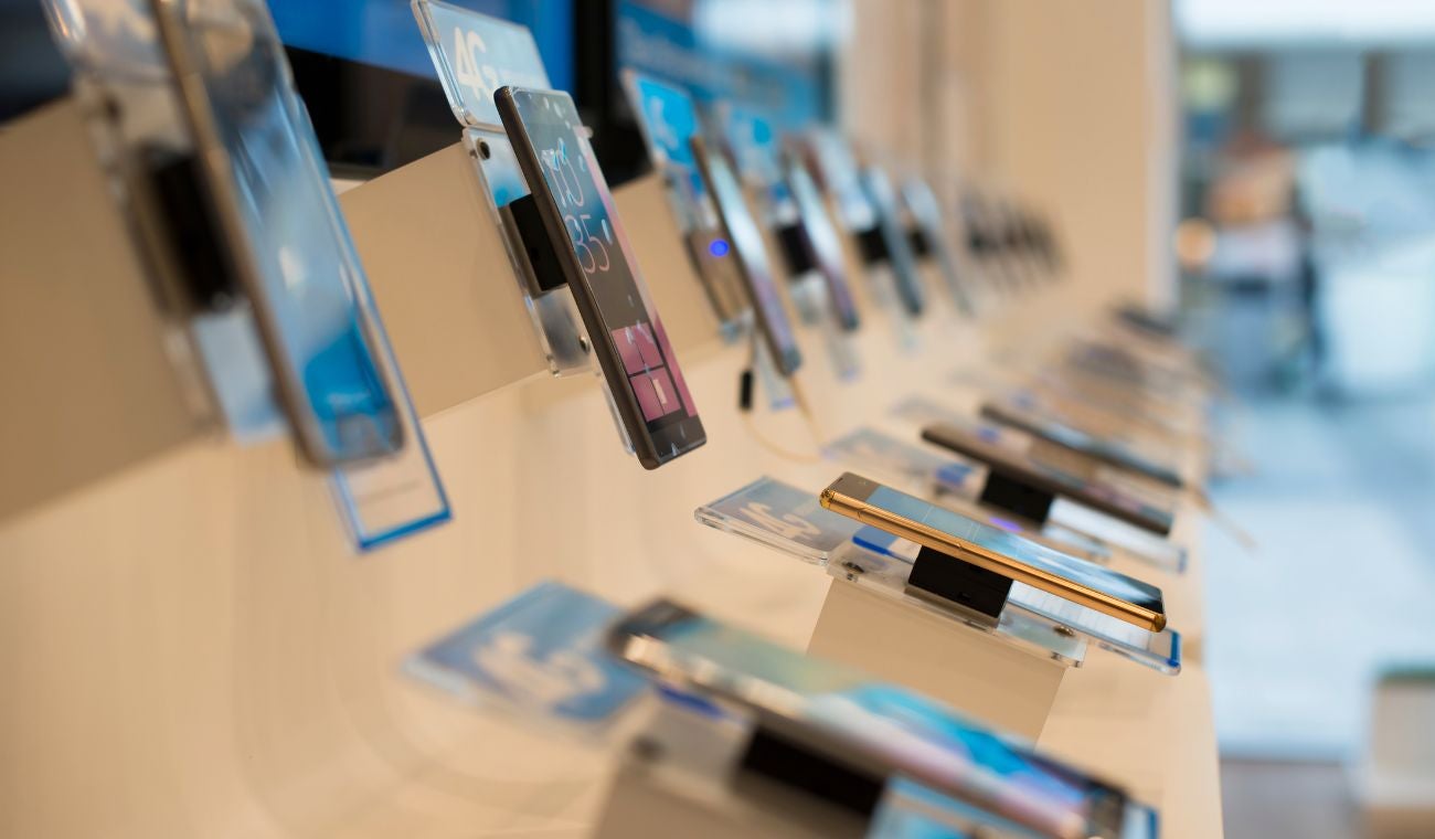 Celulares baratos para comprar por menos de $400 mil de marcar Samsung y Motorola