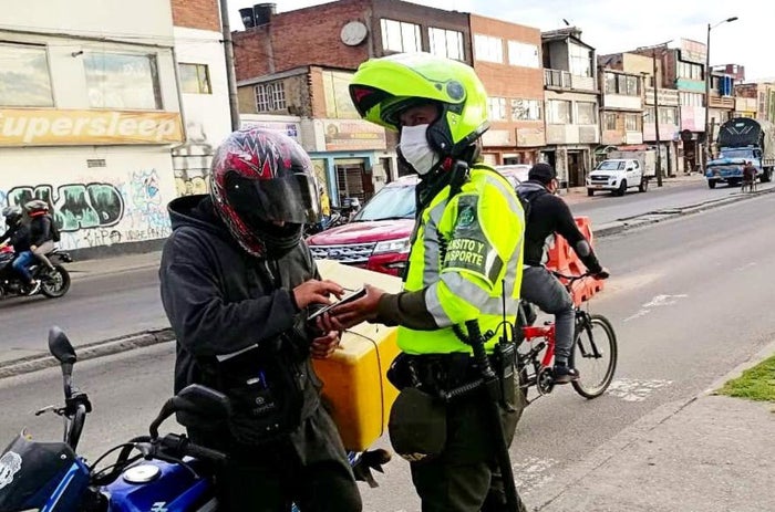 Motociclista recibiendo multa de tránsito