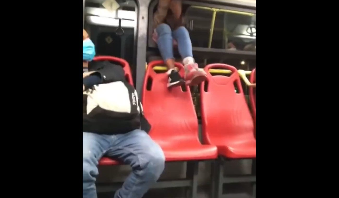Mujer araña del Transmilenio