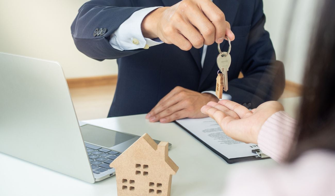 Persona entregando llaves de casa neva