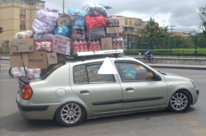 Conductor sobrecargo de mercancía su automóvil en Bogotá