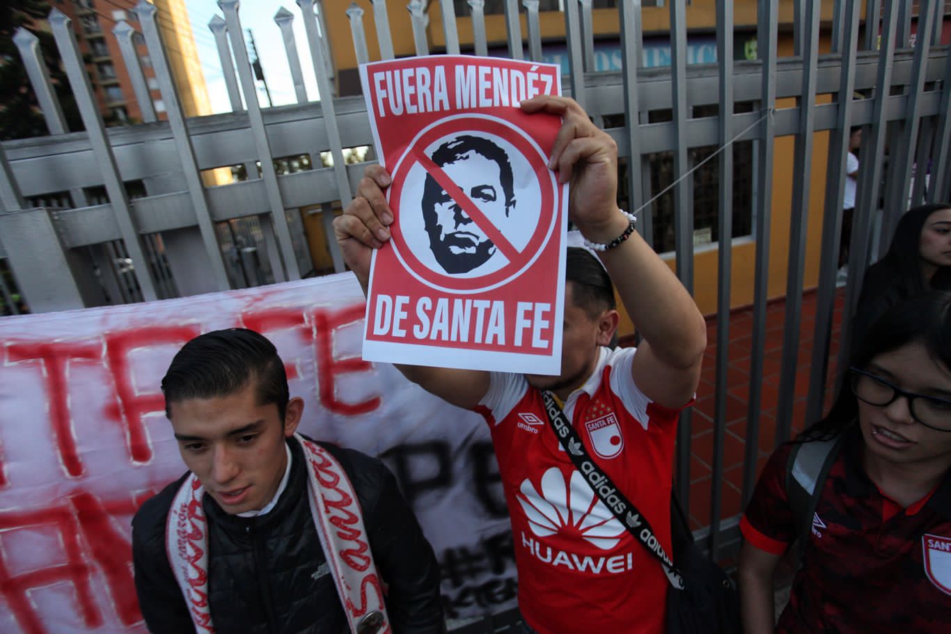 Protesta hinchas de Independiente Santa Fe en sede administrativa