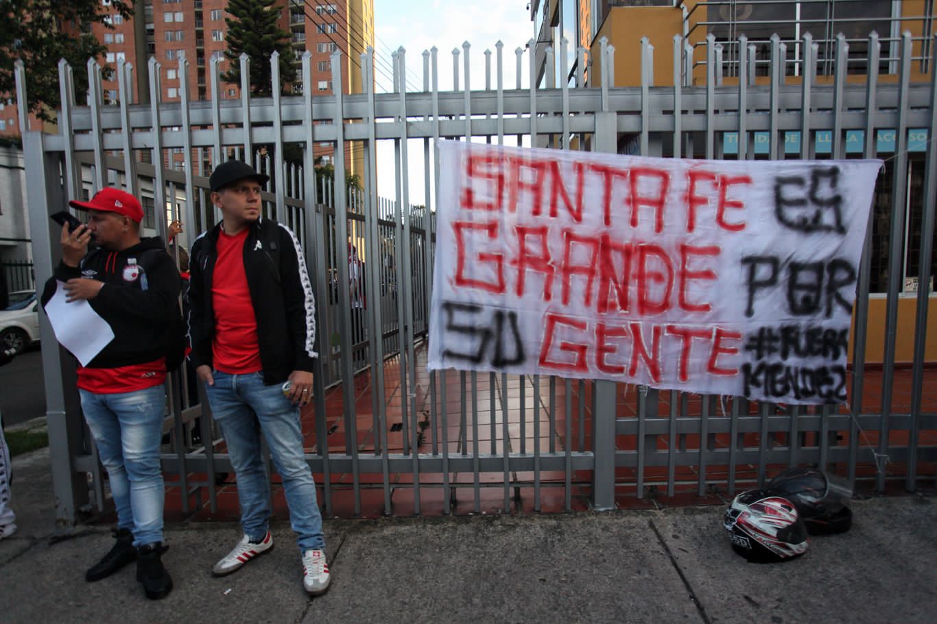 Protesta hinchas de Independiente Santa Fe en sede administrativa