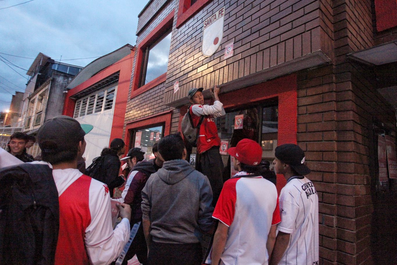 Protesta hinchas de Independiente Santa Fe en sede administrativa