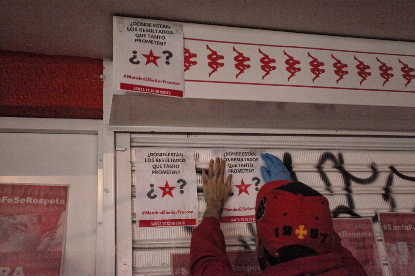 Protesta hinchas de Independiente Santa Fe en sede administrativa