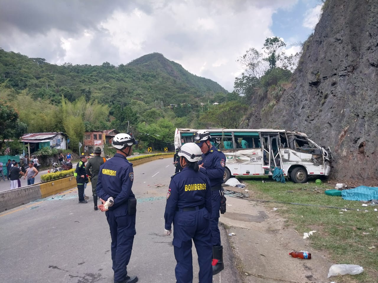 Bus chocó de manera aparatosa en vía Bogotá - La Vega