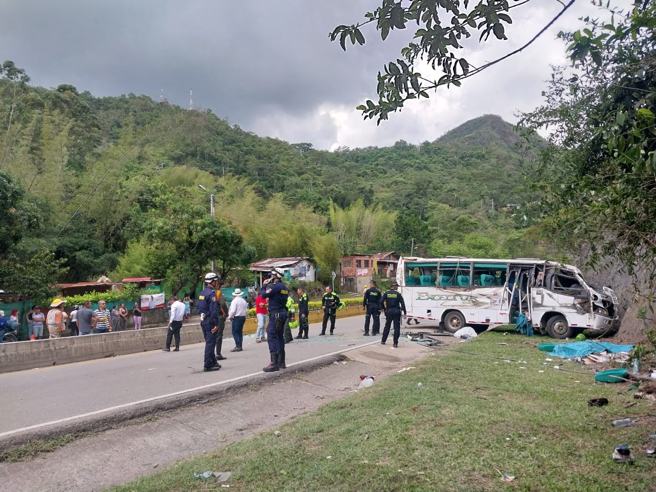 Bus se habría quedado sin frenos y estrelló en vía Bogotá - La Vega