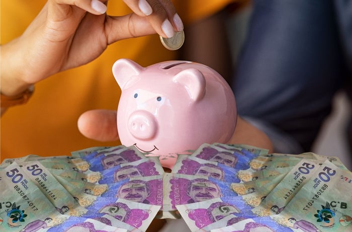 Persona ahorrando en una alcancía