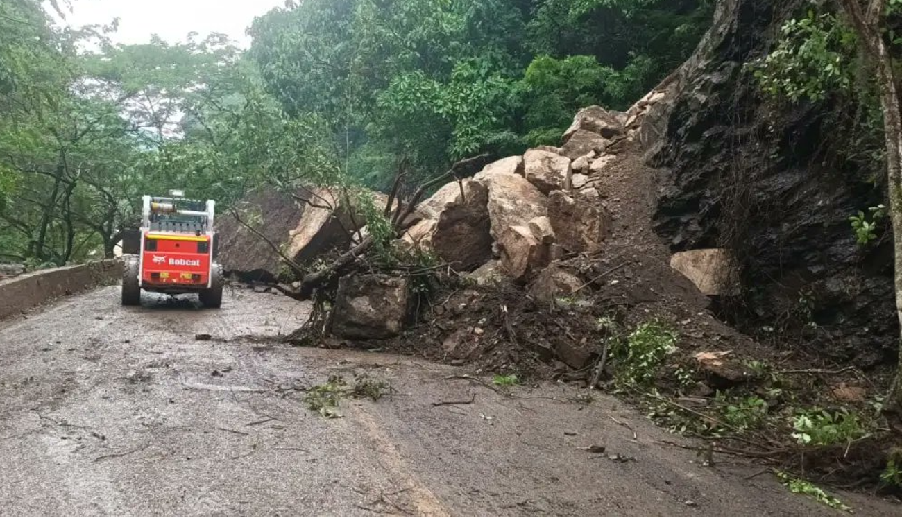 CIERRE TOTAL DE LA VÍA POR CAIDA DE ROCA