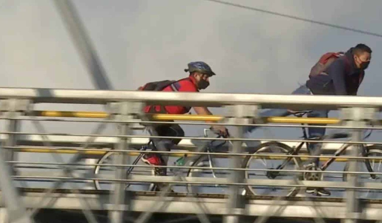 Ciclistas en puentes peatonales