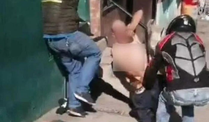 Los vecinos de barrio 20 de Juli, cansandos de la inseguridad, golpearon con correa a delincuente