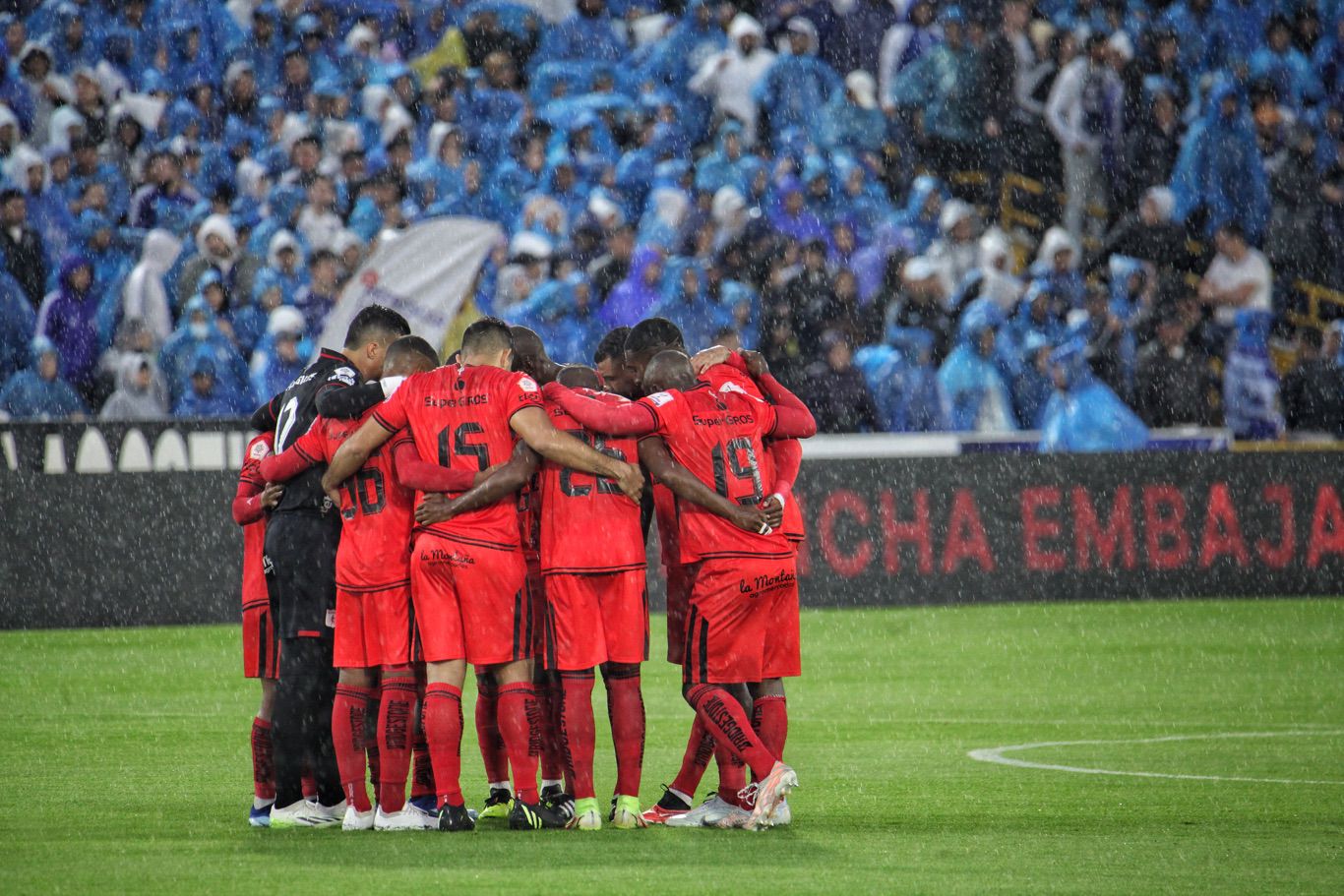Equipo América de Cali abrazados en la cancha