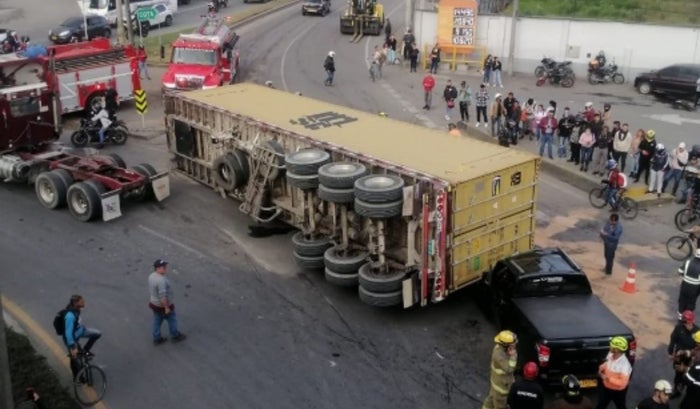Accidente vía Bogotá- Sibería: contanier cayó sobre carro particular