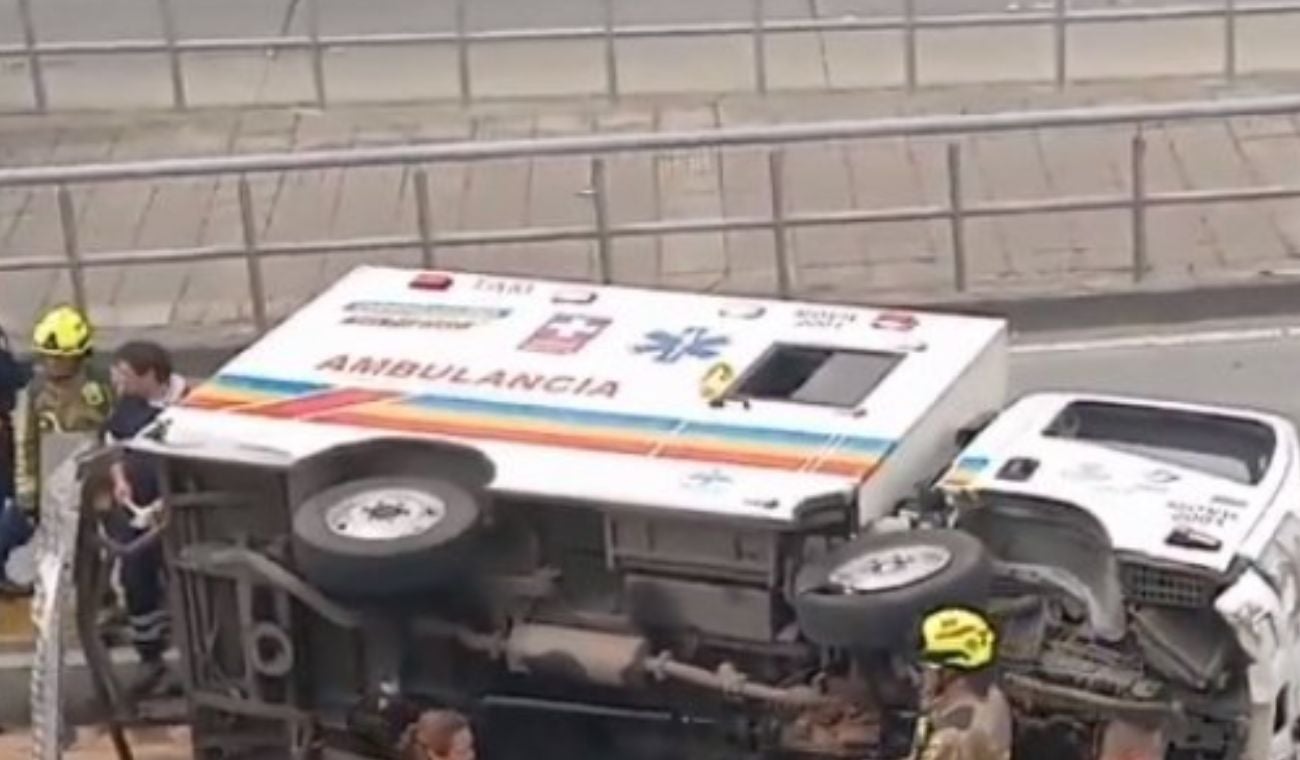 Ambulancia volcada por accidente en autopista norte