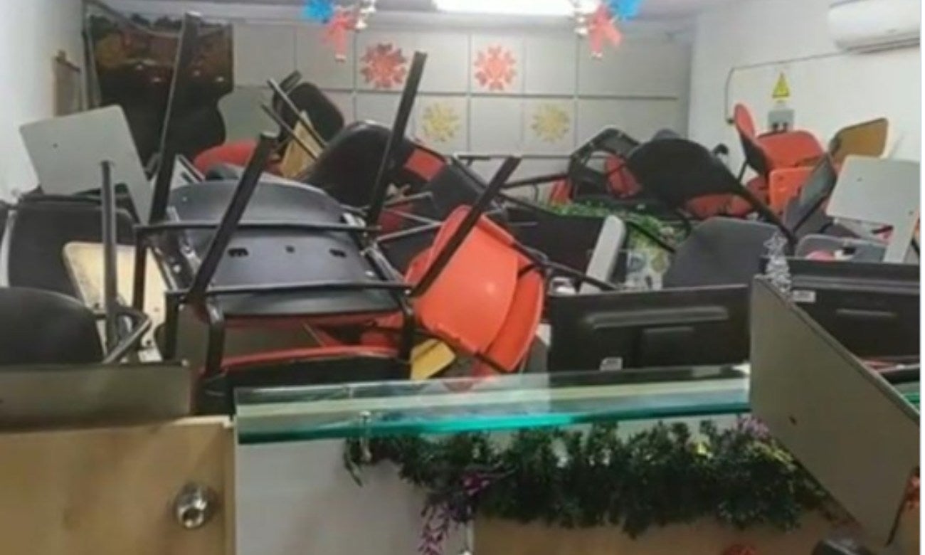 Estudiantes llenaron de pupitres oficinas de una universidad por el incremento en la matrícula