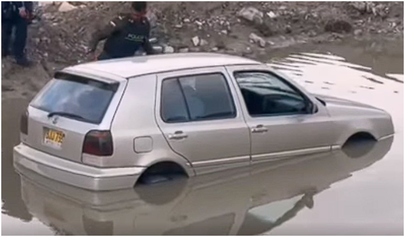 Conductor, por esquivar trancón, terminó en lago de Soacha