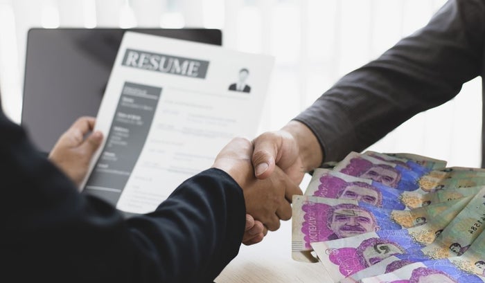 Persona cerrando un contrato de trabajo