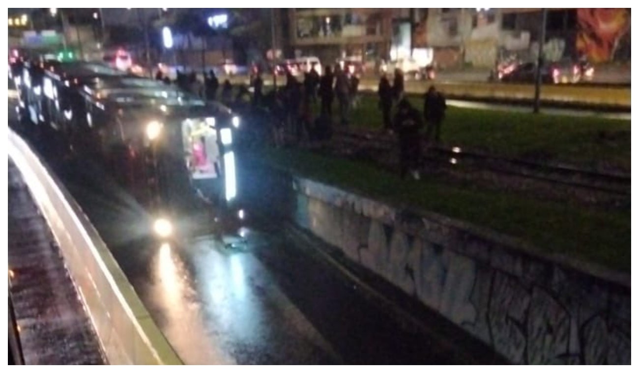 Transmilenio volcado en la NQS
