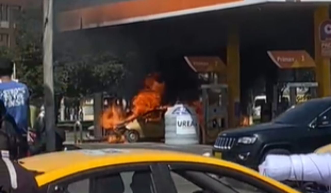 Vehículo se incendió dentro de concurrida bomba de gasolina en Bogotá