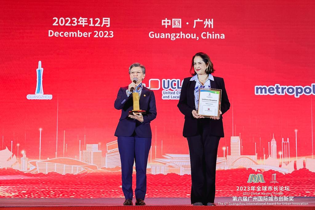 Claudia López recibiendo el Premio Internacional de Innovación Urbana de Guangzhou por las Manzanas del Cuidado