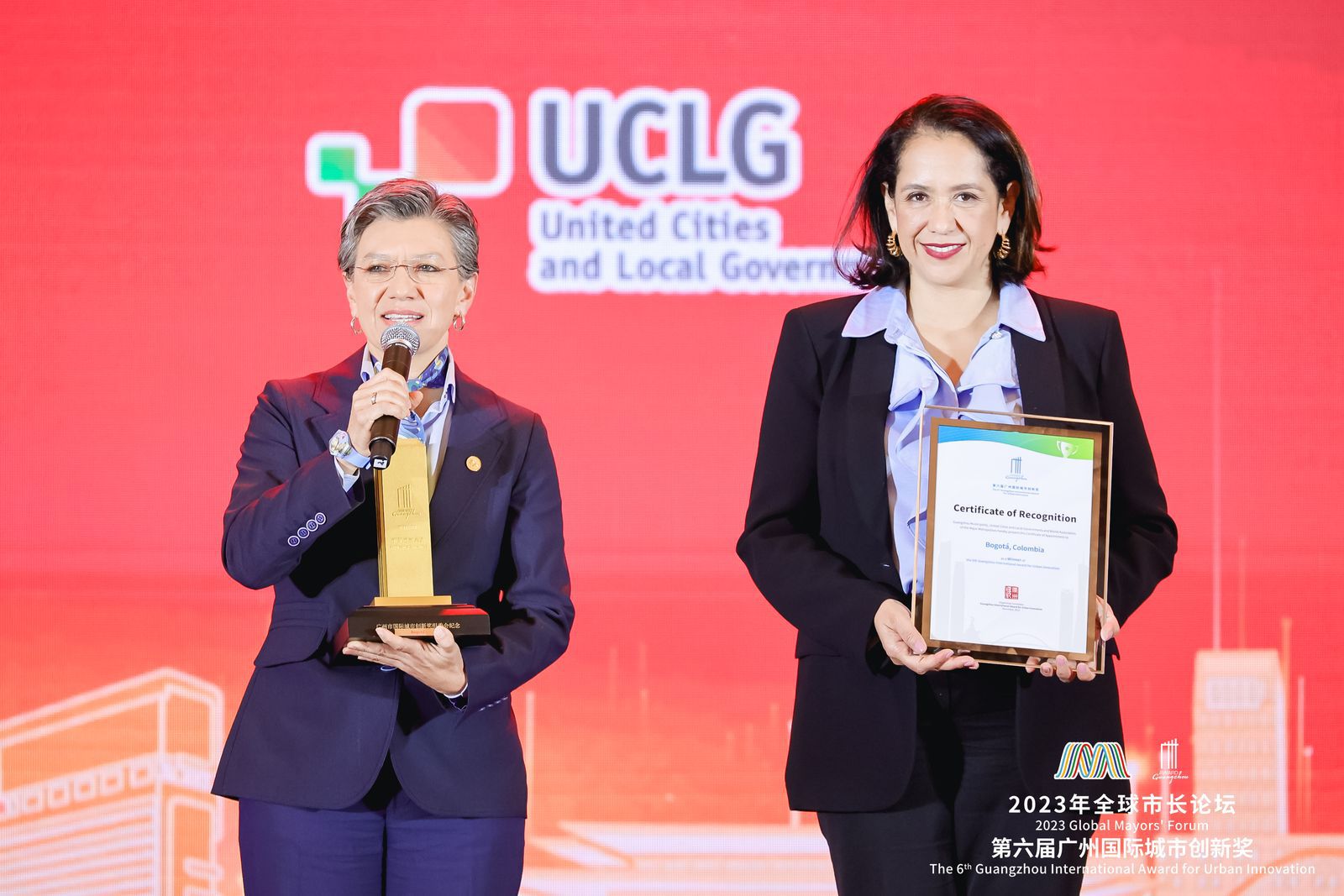 Claudia López recibiendo el Premio Internacional de Innovación Urbana de Guangzhou por las Manzanas del Cuidado