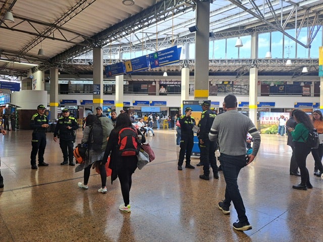 Viajeros en terminal de Transporte El Salitre